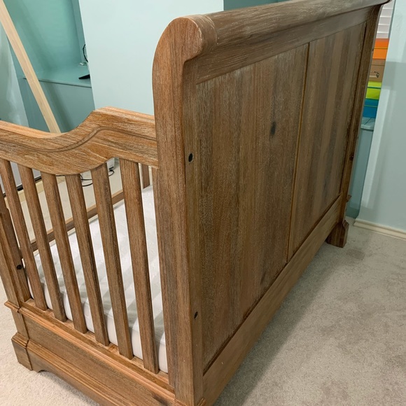 Crib 5-1 convertible and Dresser with changing table - Picture 4 of 9